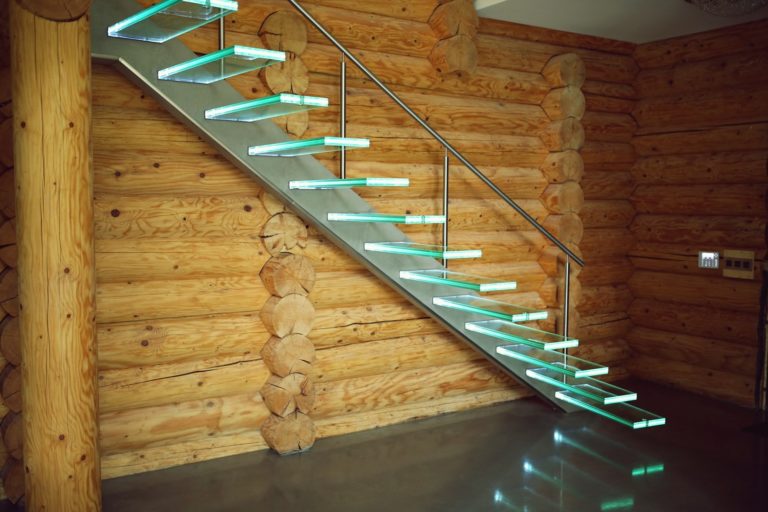 Podstawowe atuty schodów wykonanych ze szkła