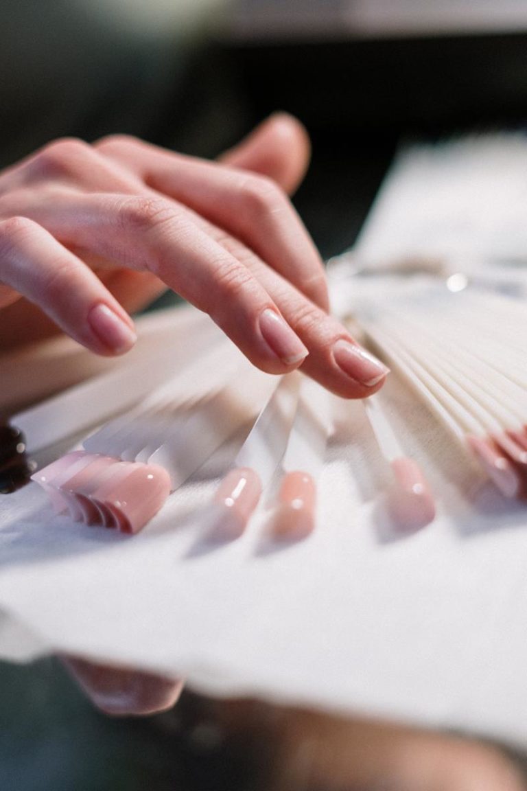 Sekrety perfekcyjnego manicure'u z użyciem lakierów hybrydowych